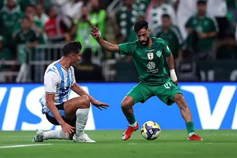 أسامة جلال يغادر مباراة بيراميدز وأهلي جدة مصابًا